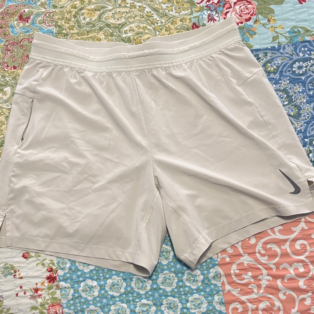 Nike yoga 2 in 1 short